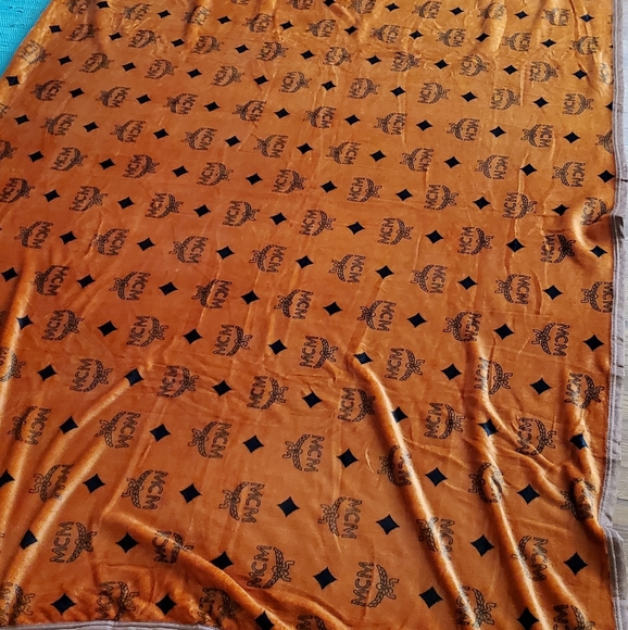 Blankets - PLUSH - Large to Queen - NWT - $65 - Picture 4 of 6